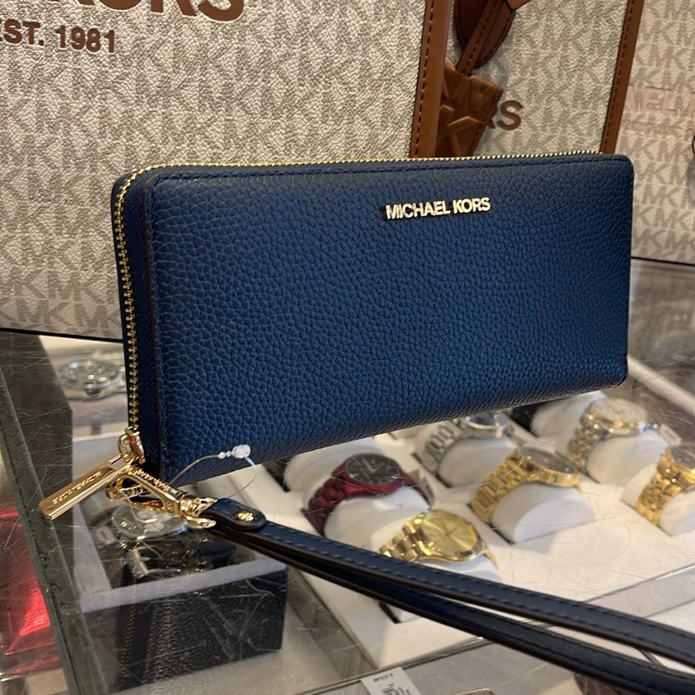 MICHAEL KORS LARGE TRAVEL CONTINENTAL WRISTLET WALLET NAVY BLUE COLOR
NWT - Picture 2 of 16